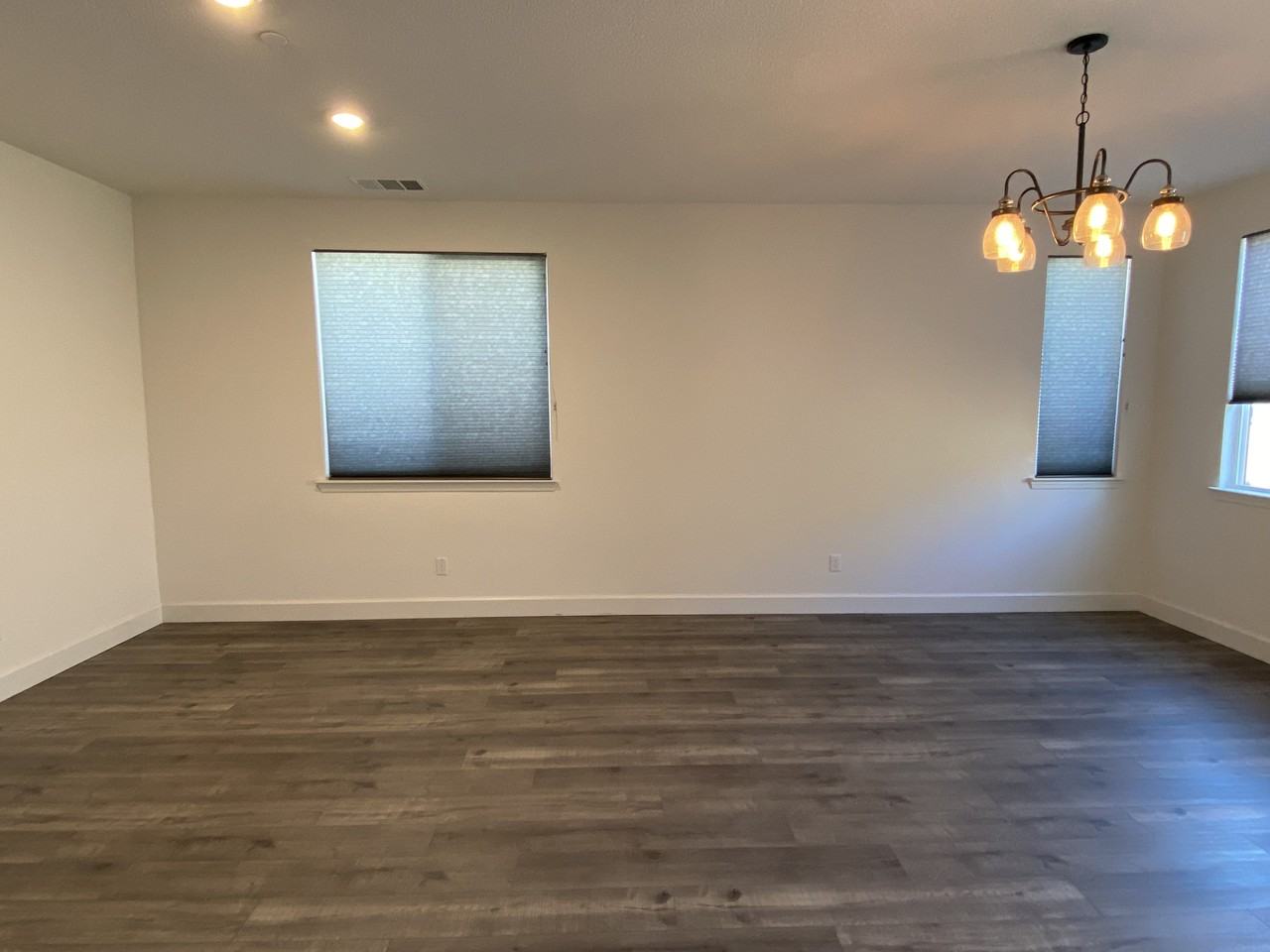 1419 Cheetah St - Photo 6 of 23