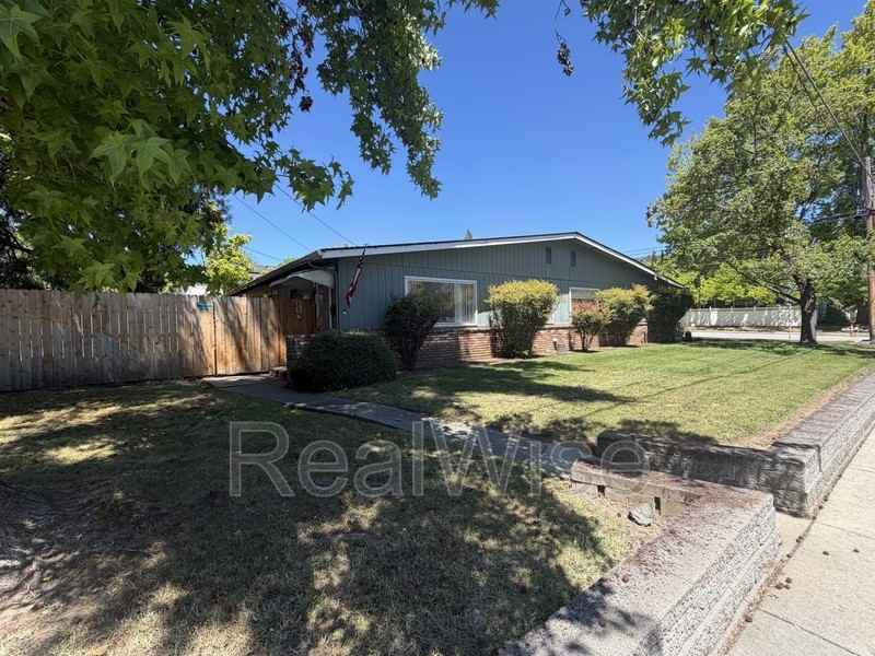 206 Nw Savage St - Photo 2 of 6