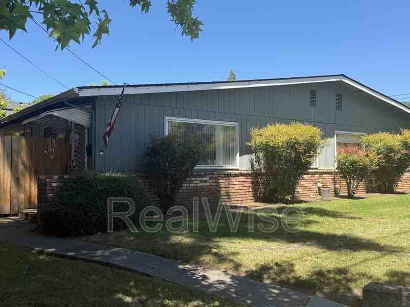 206 Nw Savage St - Photo 3 of 6