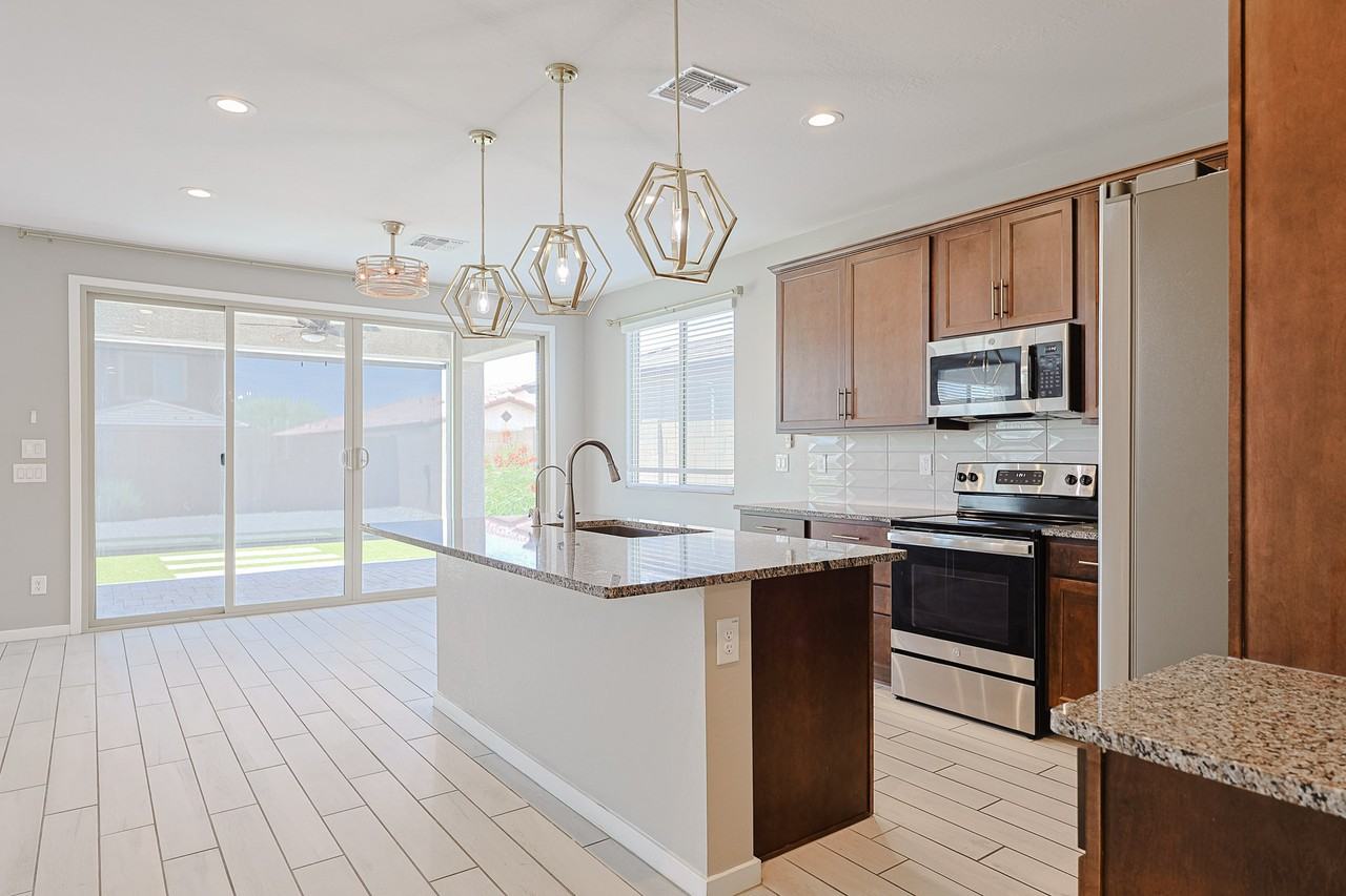 15713 W Woodlands Ave - Photo 5 of 39