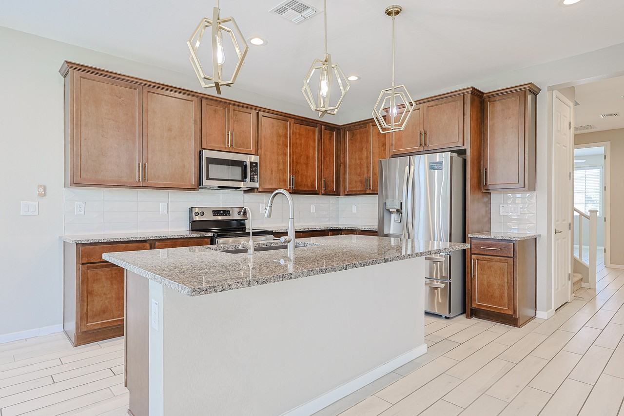 15713 W Woodlands Ave - Photo 6 of 39