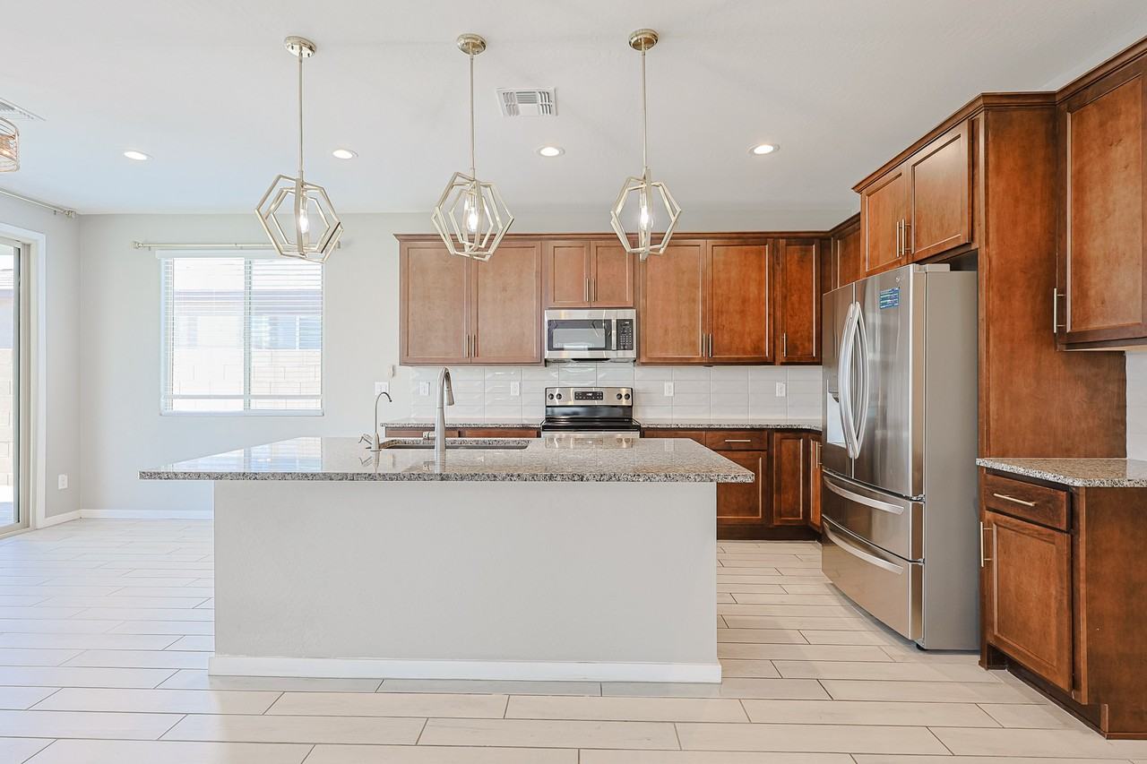 15713 W Woodlands Ave - Photo 7 of 39