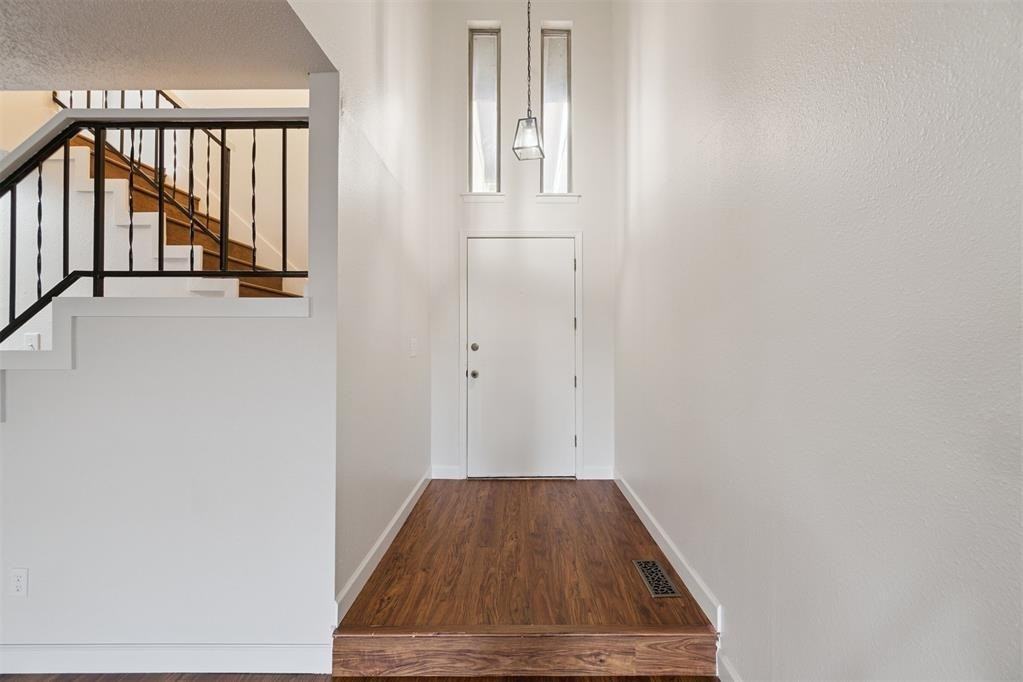9924 Hefner Village Dr - Photo 4 of 40