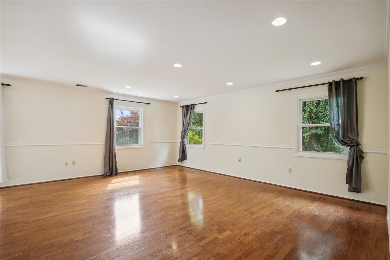 4607 Marshall Hall Ln - Photo 4 of 40