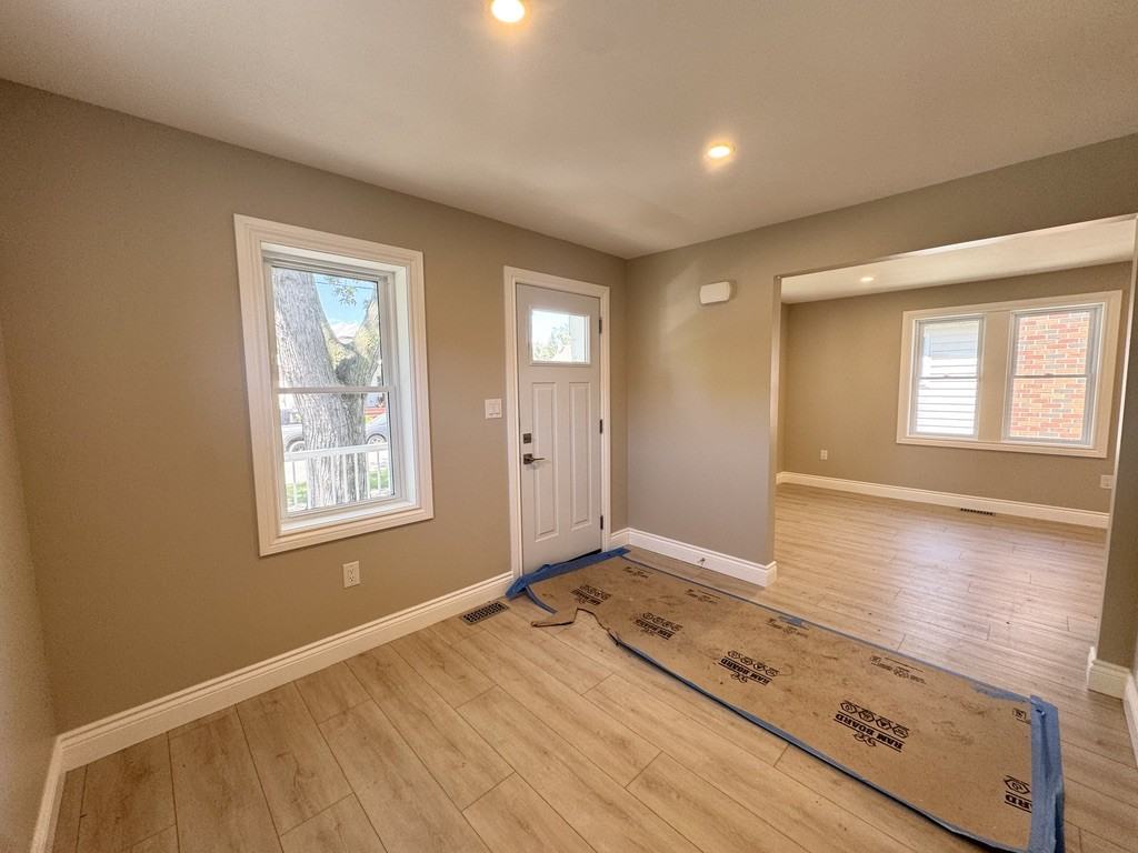 1296 Laurendeau Ave - Photo 4 of 50