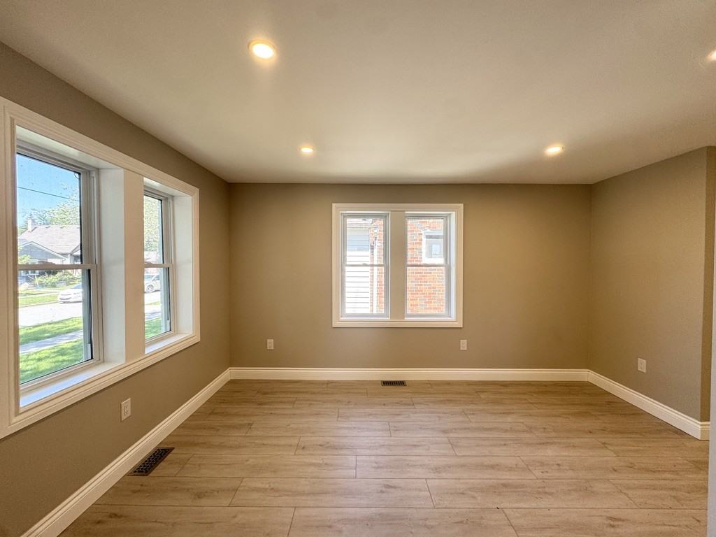 1296 Laurendeau Ave - Photo 5 of 50