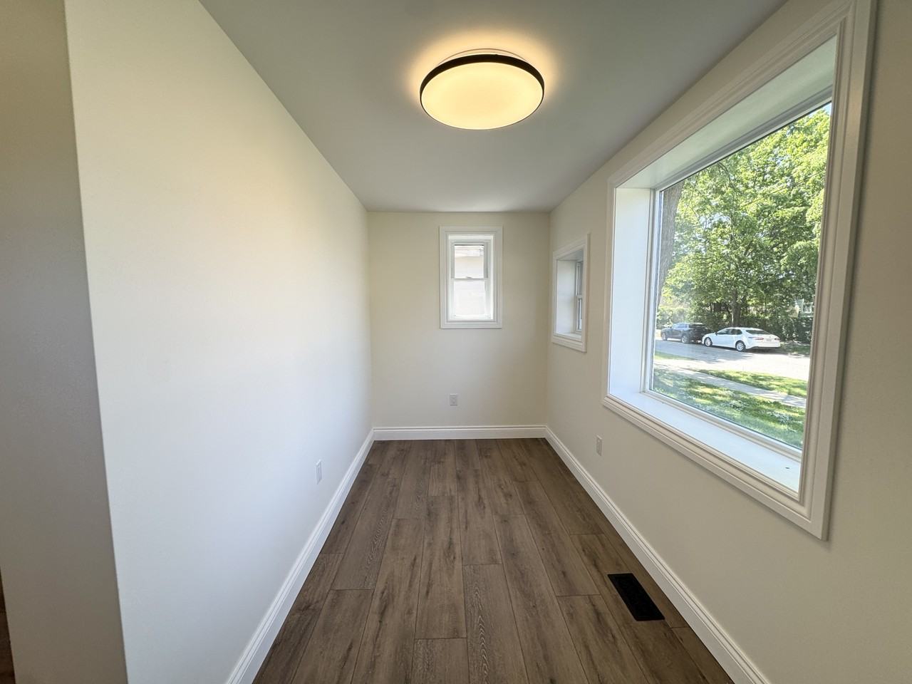 1290 Laurendeau Ave - Photo 3 of 38
