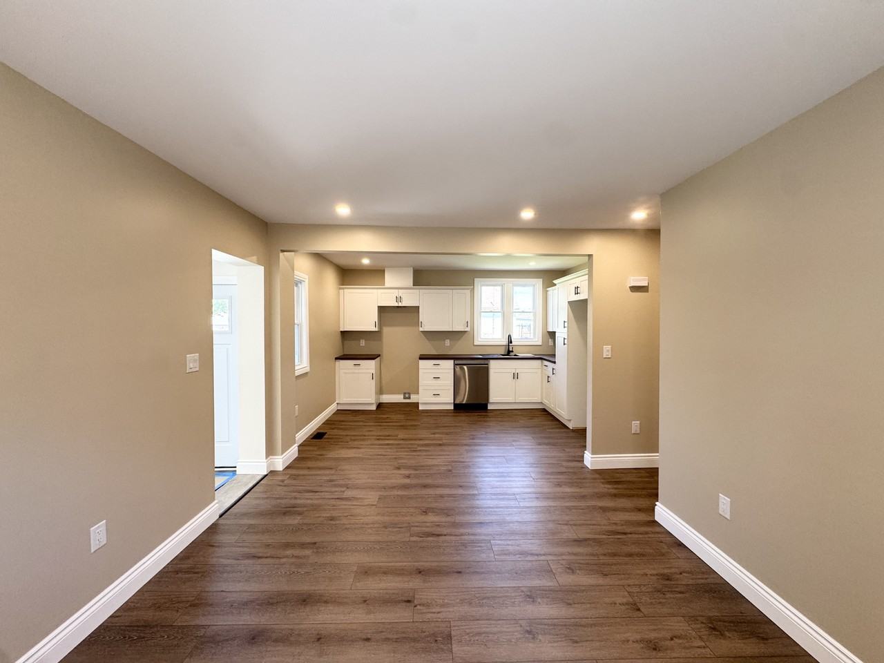 1290 Laurendeau Ave - Photo 6 of 38