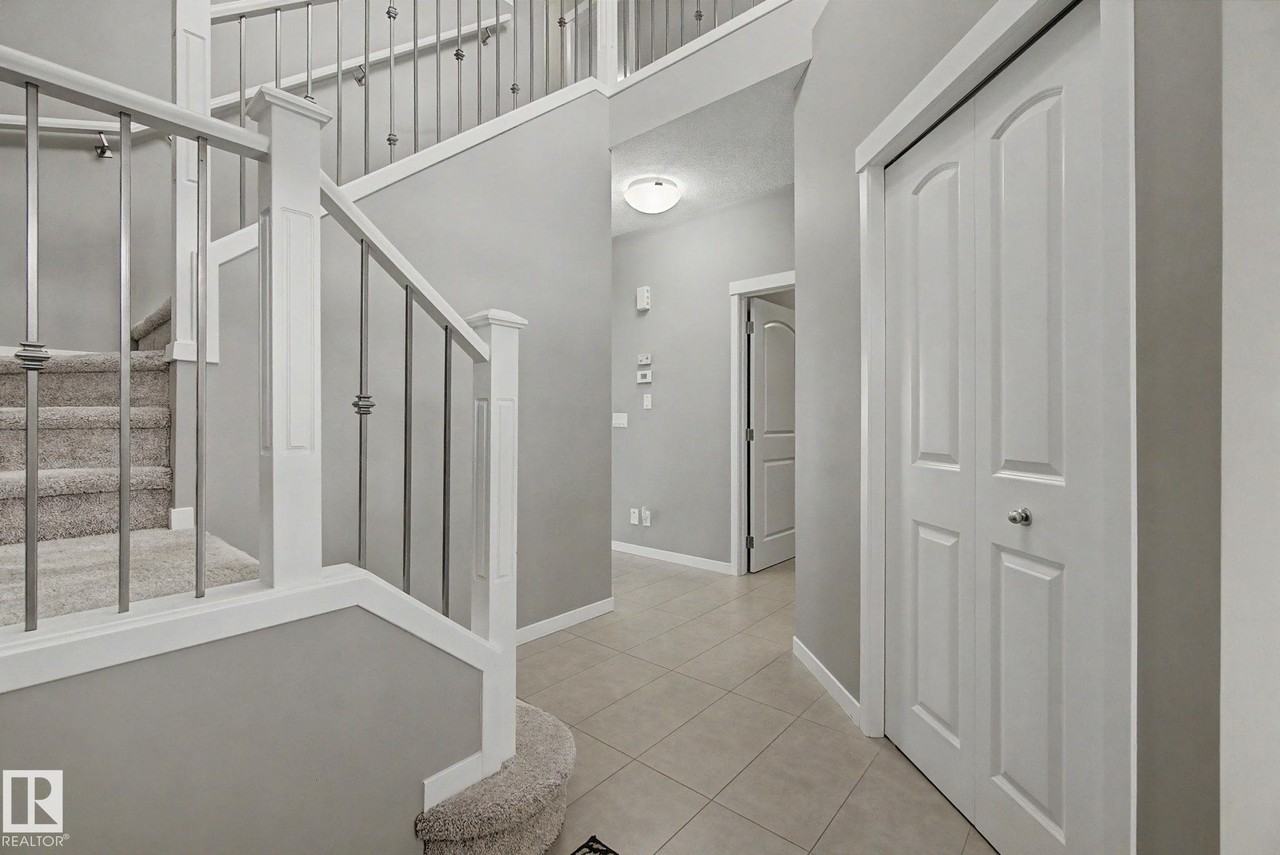 2233 56 St Sw - Photo 3 of 21