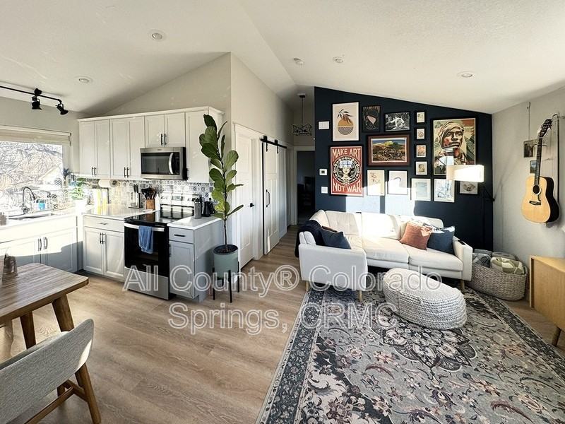 824 S Logan Ave - Photo 4 of 15