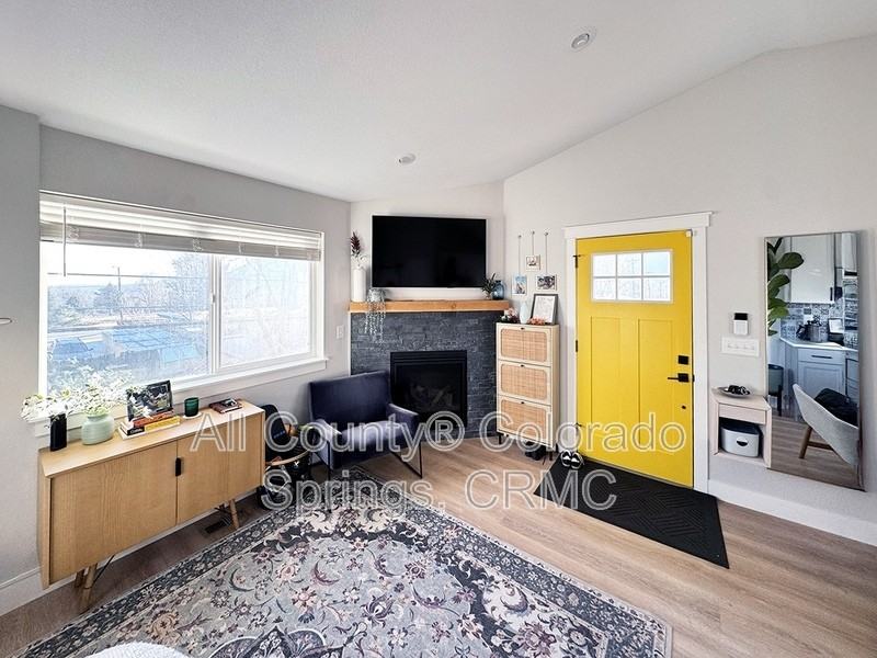 824 S Logan Ave - Photo 5 of 15