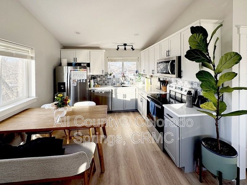 824 S Logan Ave - Photo 6 of 15