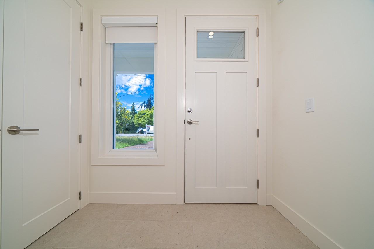 5177 Whitworth Cres N - Photo 6 of 25