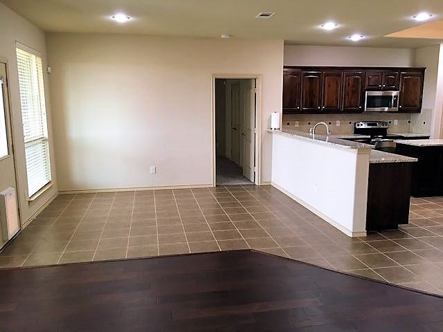 1401 Elkford Ln - Photo 4 of 9