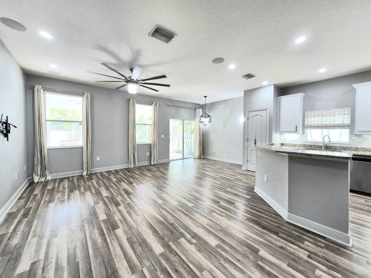 6913 S Wall St - Photo 5 of 45