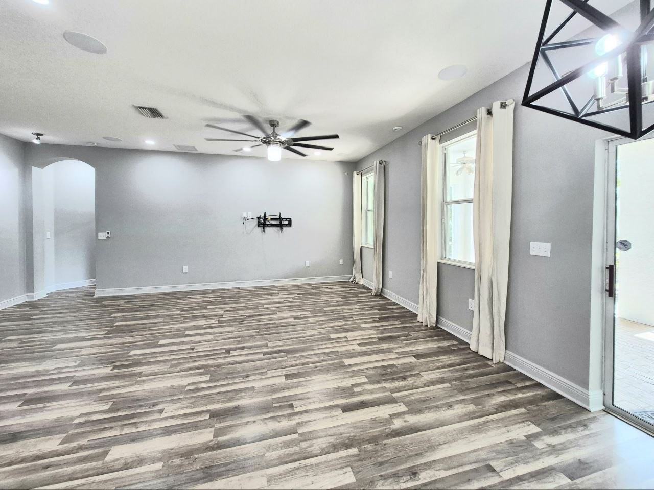 6913 S Wall St - Photo 6 of 45