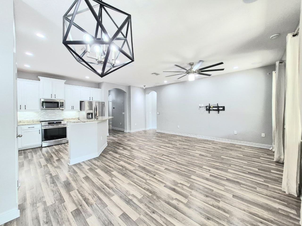 6913 S Wall St - Photo 7 of 45