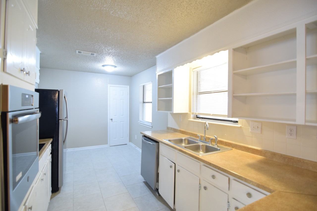1414 Janet Ln - Photo 2 of 12