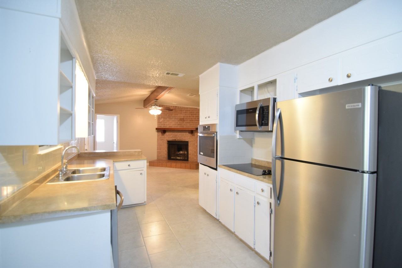 1414 Janet Ln - Photo 3 of 12