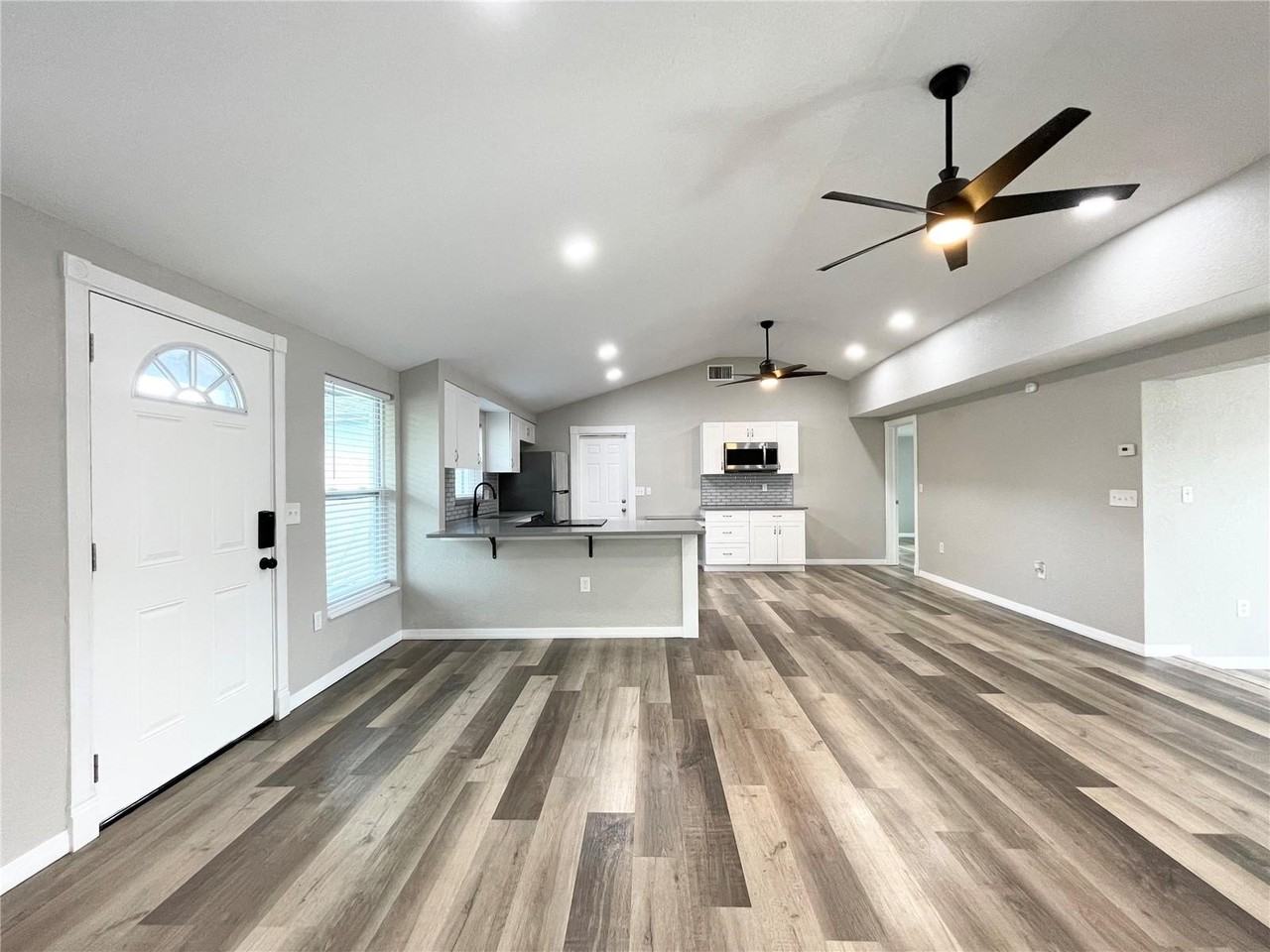 11241 Yewtree Ave - Photo 3 of 34
