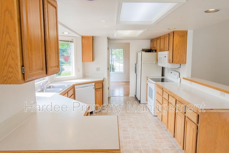 9952 W Pattie Dr - Photo 3 of 22