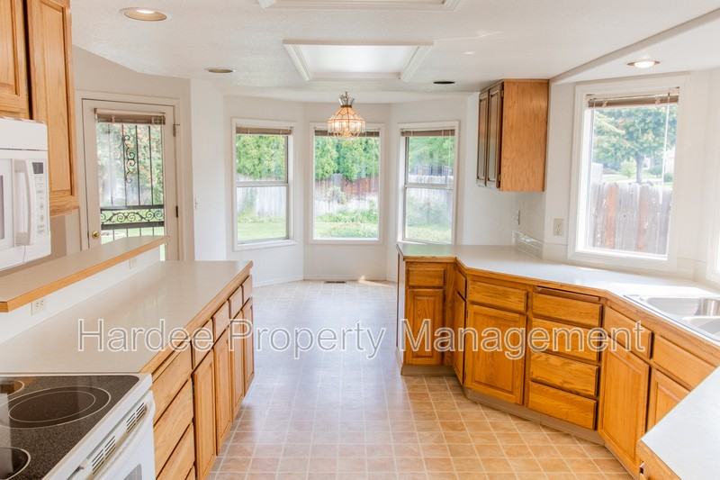 9952 W Pattie Dr - Photo 4 of 22