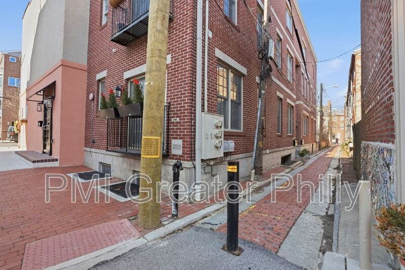 243 Montrose St #103 - Photo 6 of 30