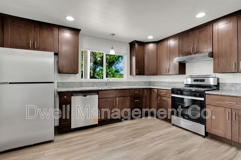 8355 Golden Ave - Photo 6 of 19