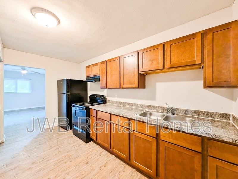 1059 Glencarin St - Photo 2 of 11