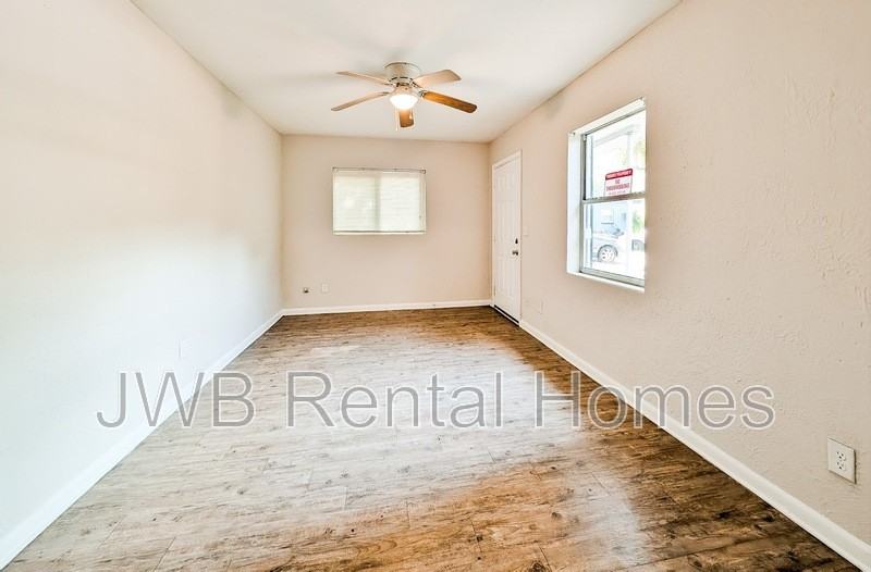 1059 Glencarin St - Photo 4 of 11