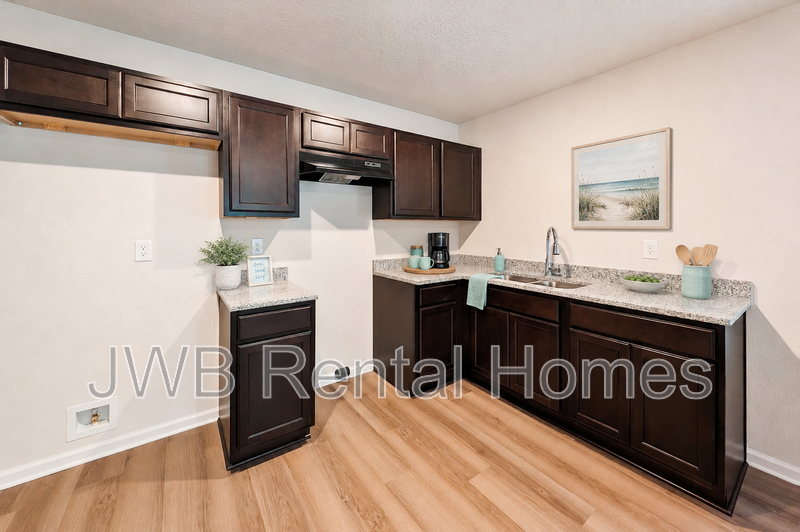 2811 N Myrtle Ave #1 - Photo 3 of 10