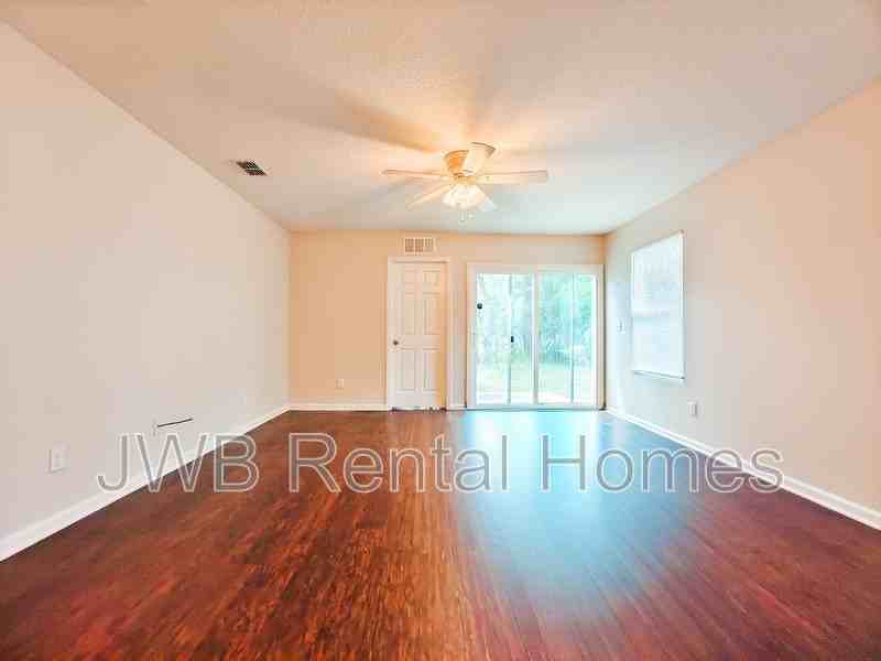 2042 Sheridan St - Photo 6 of 11