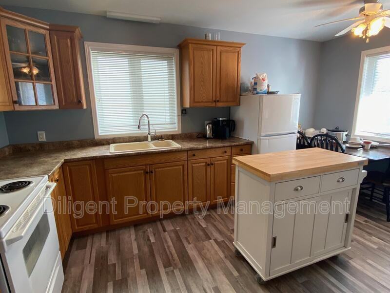 588 Howden St #5 - Photo 6 of 28