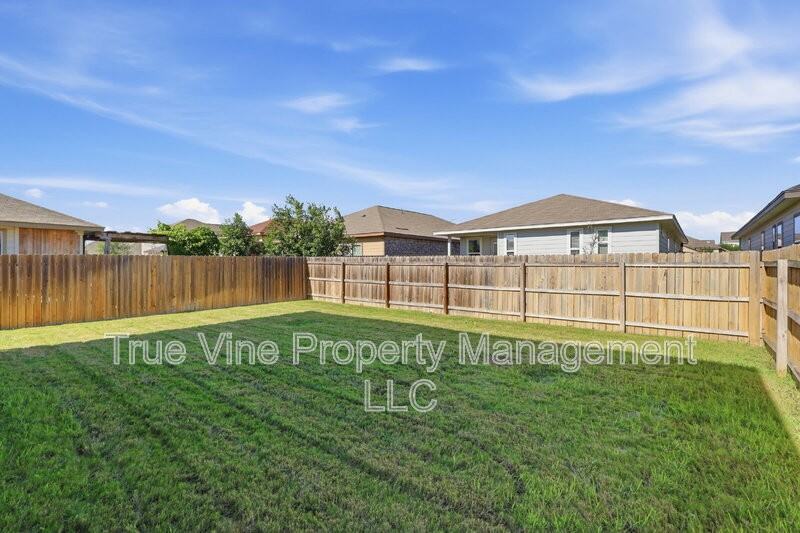114 Katy Way - Photo 5 of 33