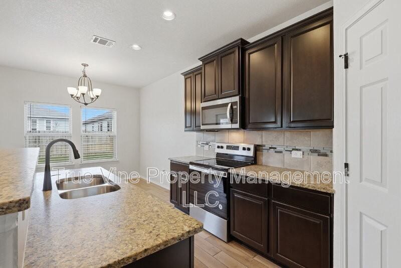 114 Katy Way - Photo 7 of 33