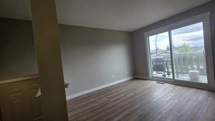 29 Eastman Cres #A - Photo 4 of 10