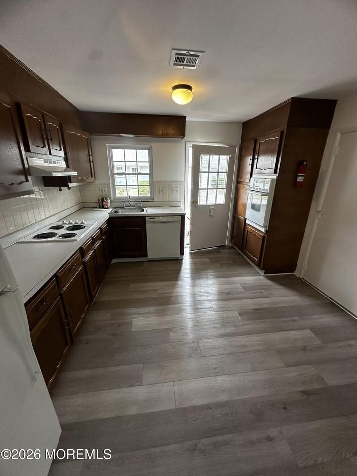 1042 Aberdeen Dr #1042B - Photo 3 of 16