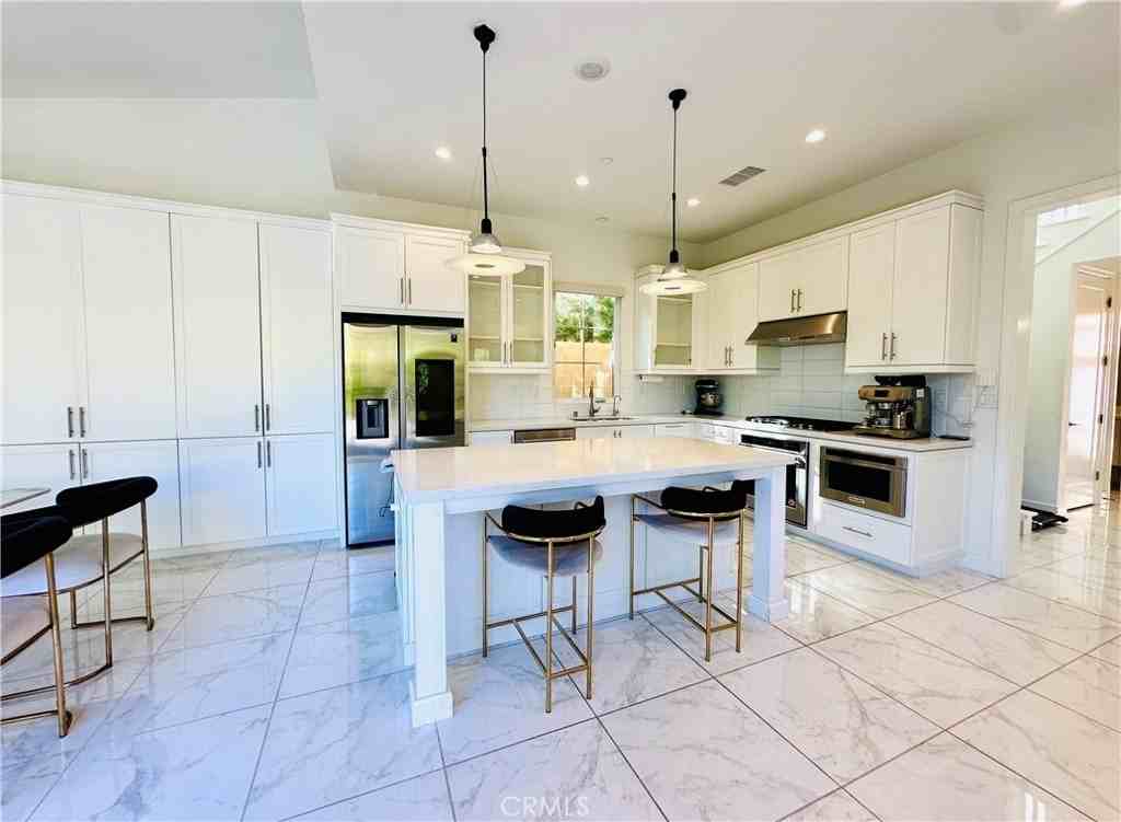 139 Winnett - Photo 3 of 20
