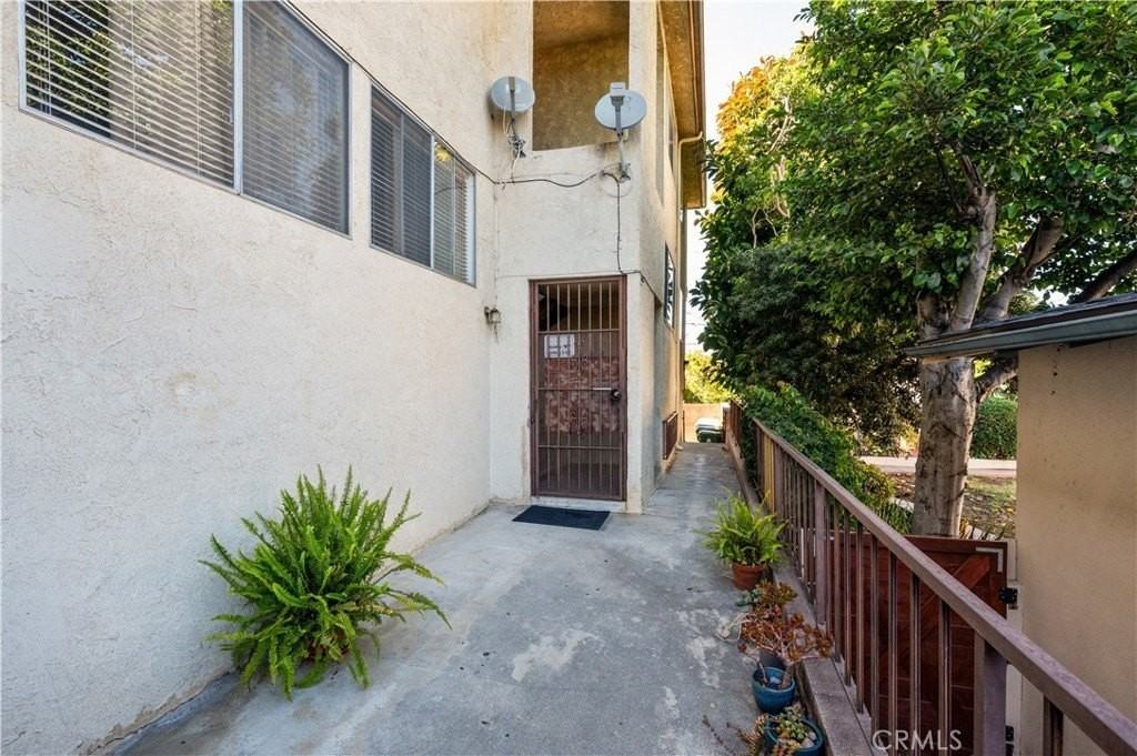 972 W 14th St #3 - Photo 2 of 25