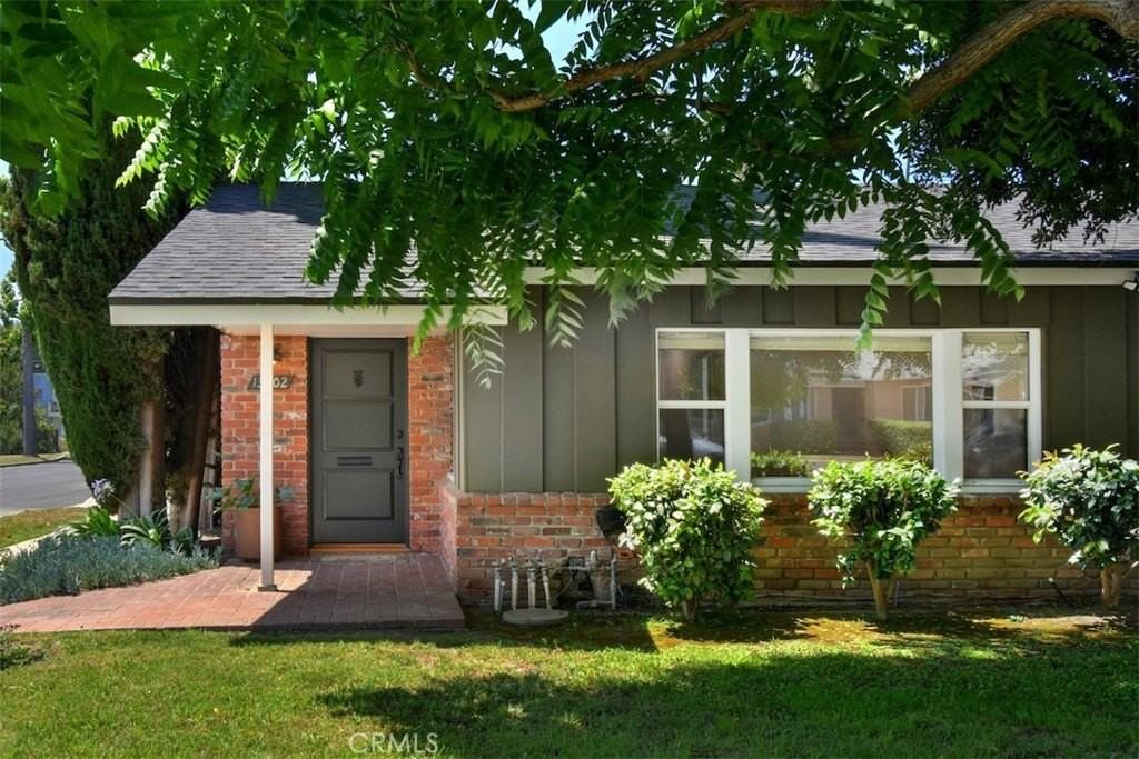 13902 Calvert St - Photo 2 of 47