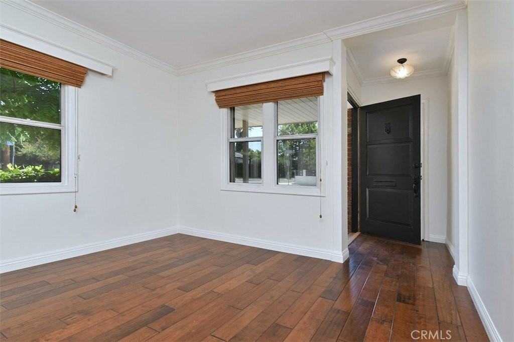 13902 Calvert St - Photo 4 of 47