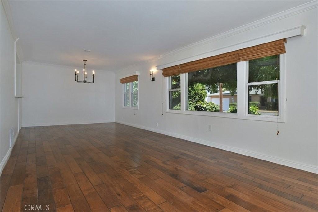 13902 Calvert St - Photo 5 of 47