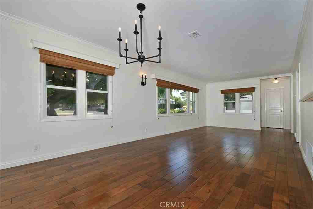 13902 Calvert St - Photo 6 of 47