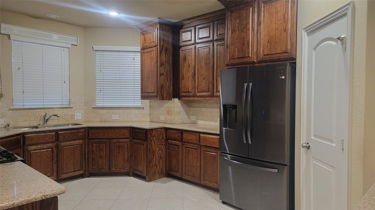 1020 Paradise Cv - Photo 3 of 15