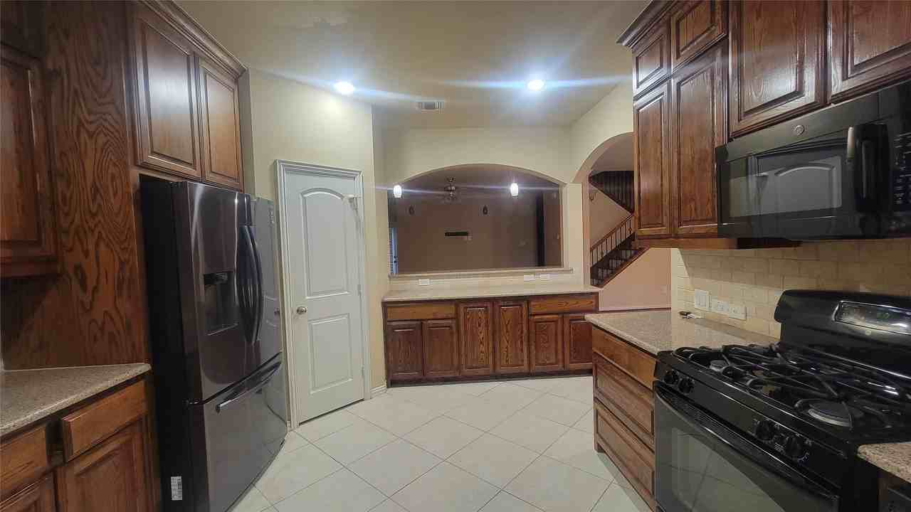 1020 Paradise Cv - Photo 4 of 15
