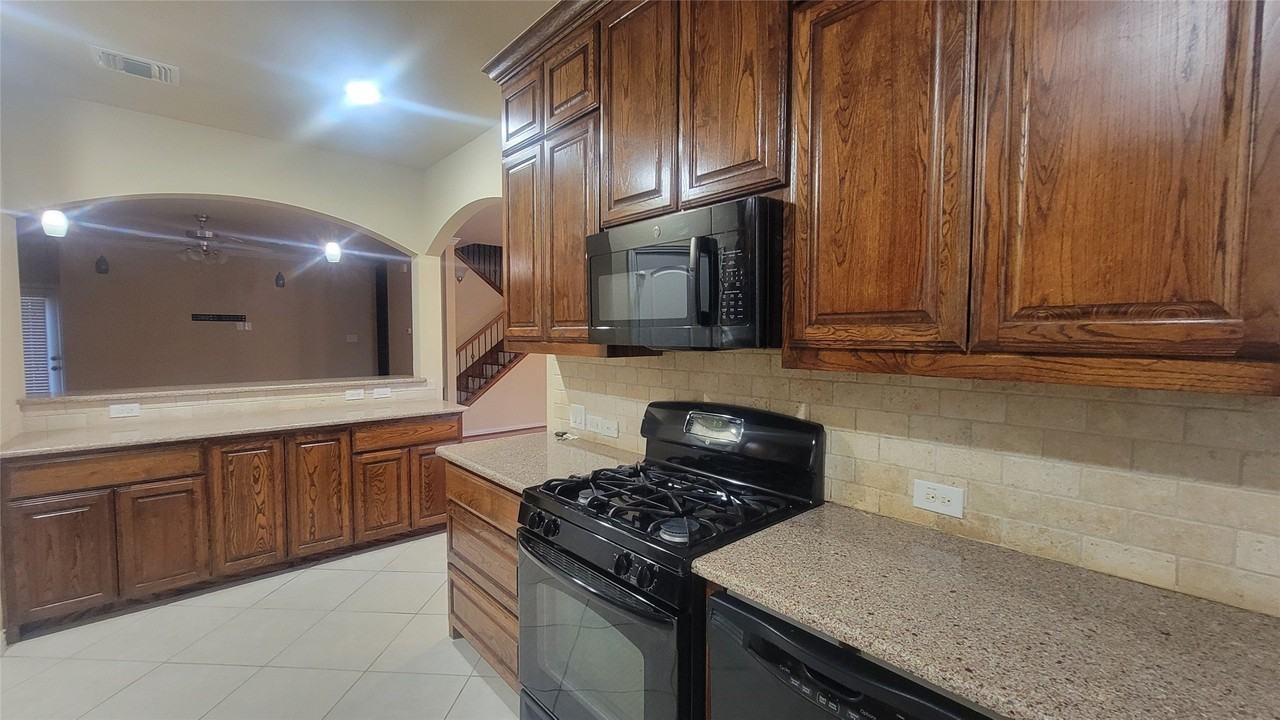1020 Paradise Cv - Photo 5 of 15