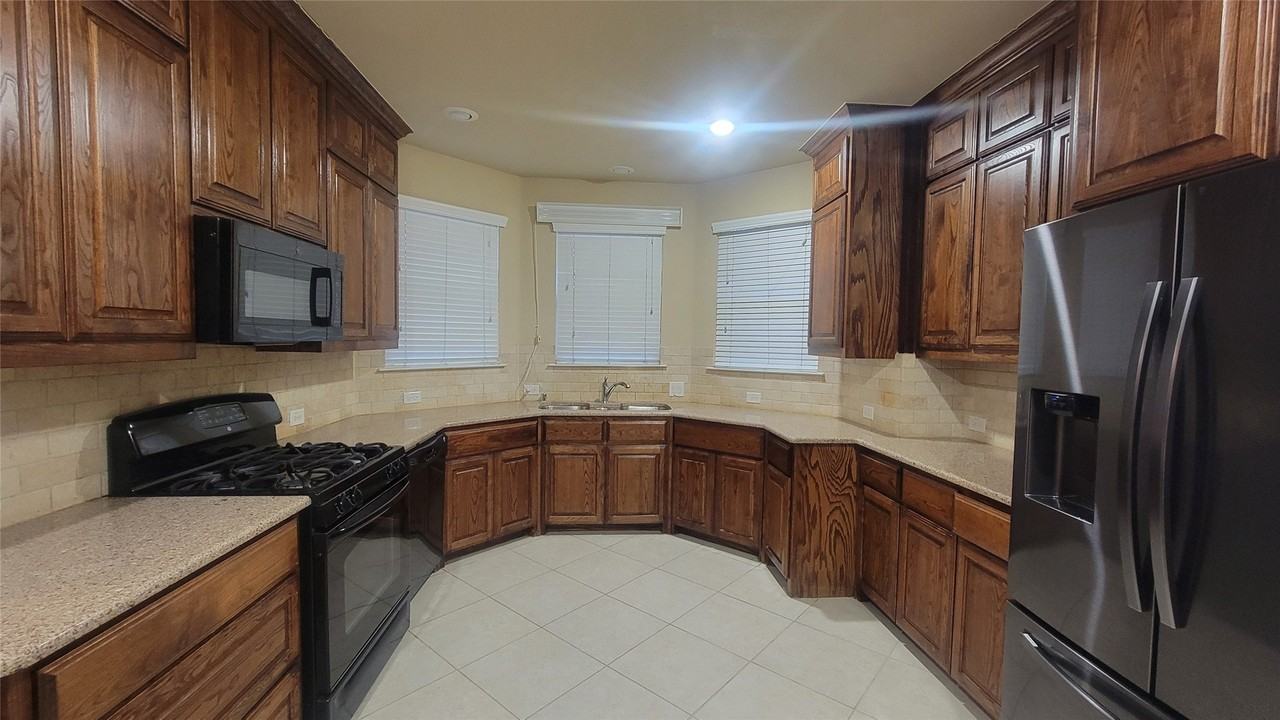 1020 Paradise Cv - Photo 6 of 15