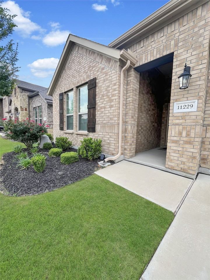 11229 Yellow Rose Way - Photo 3 of 22