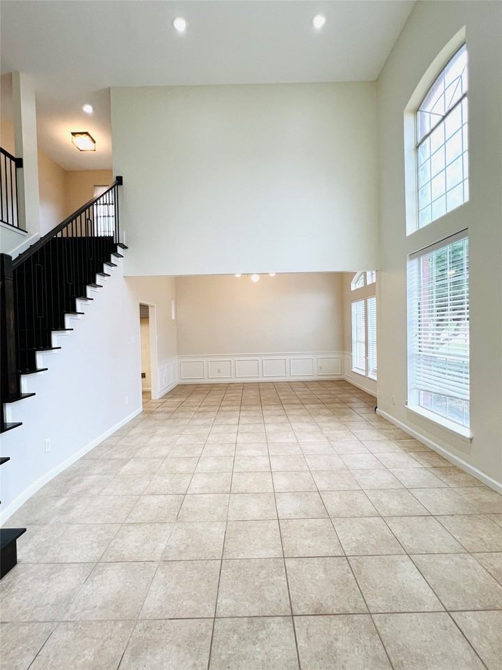 1042 Fireside Dr - Photo 4 of 28