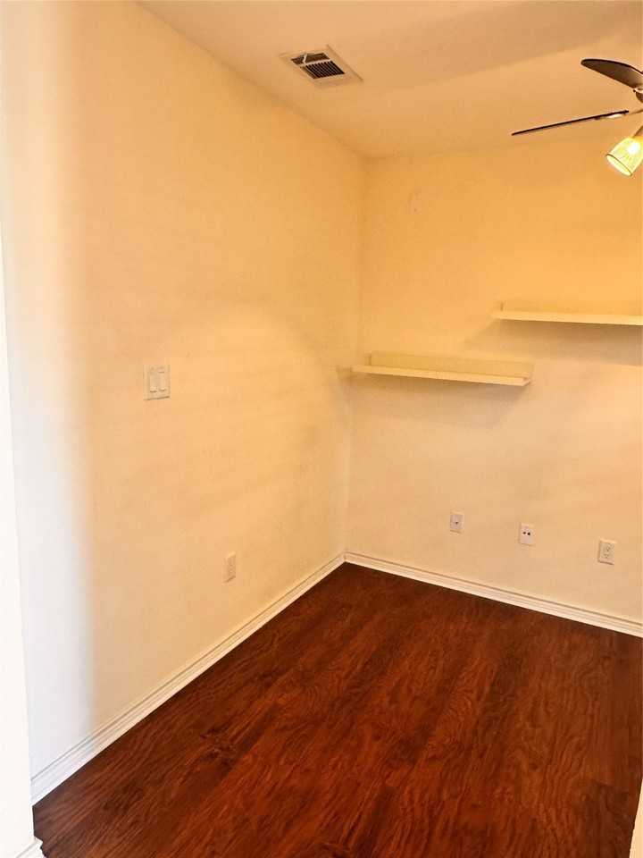2116 Grove Park Ln - Photo 6 of 31